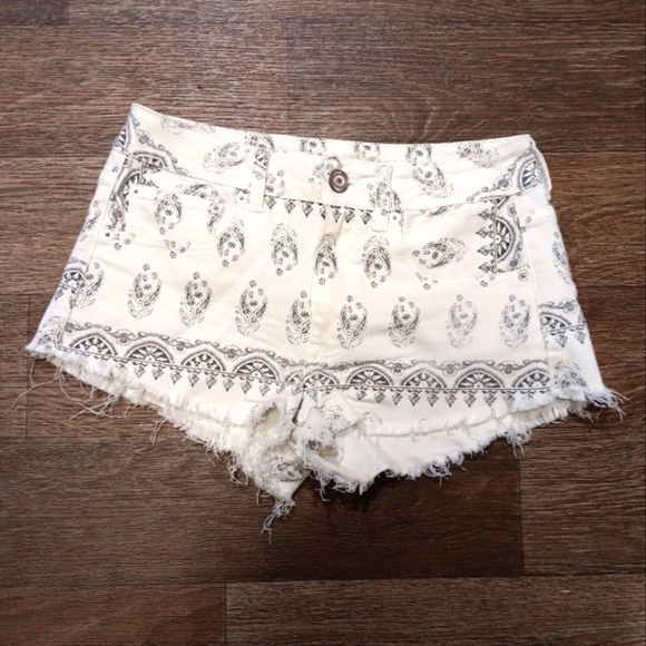 American Eagle Outfitters White and Black Patterned Jean Shorts - Picture 1 of 5